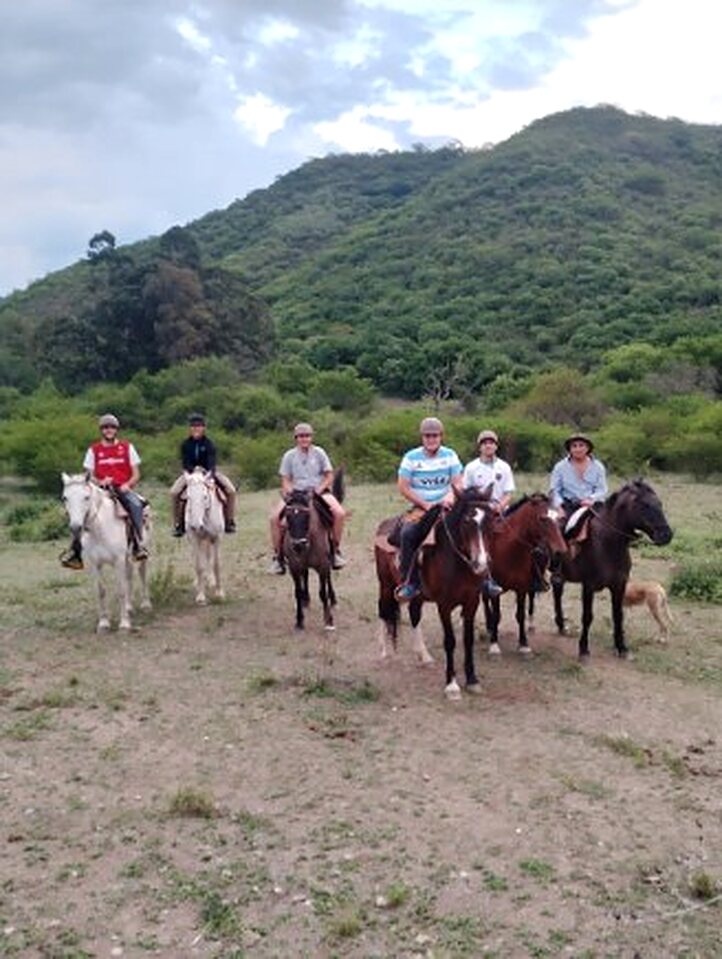 Cabalgata grupal por el Valle de La Quesera